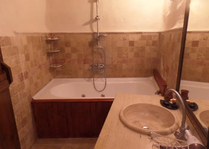 Bed & Breakfast Emily Cave House 4*