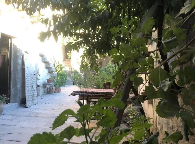 Emily Cave House Bed & Breakfast 4*